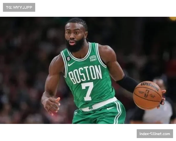 杰伦布朗右膝疼痛状态升级为大概率出战 绿军侧翼攻坚点回归